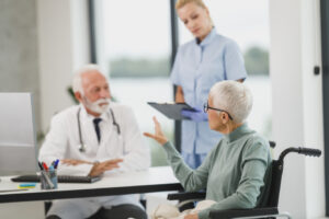 Cabinet médical : médecin, soignante et patiente