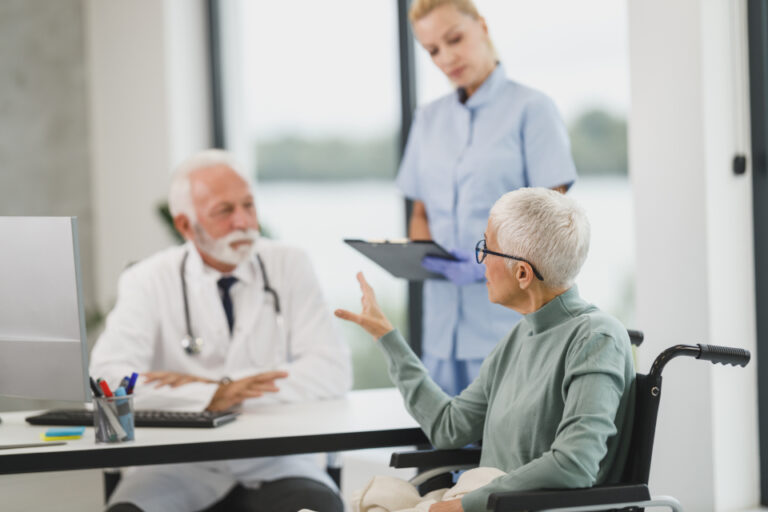 Cabinet médical : médecin, soignante et patiente