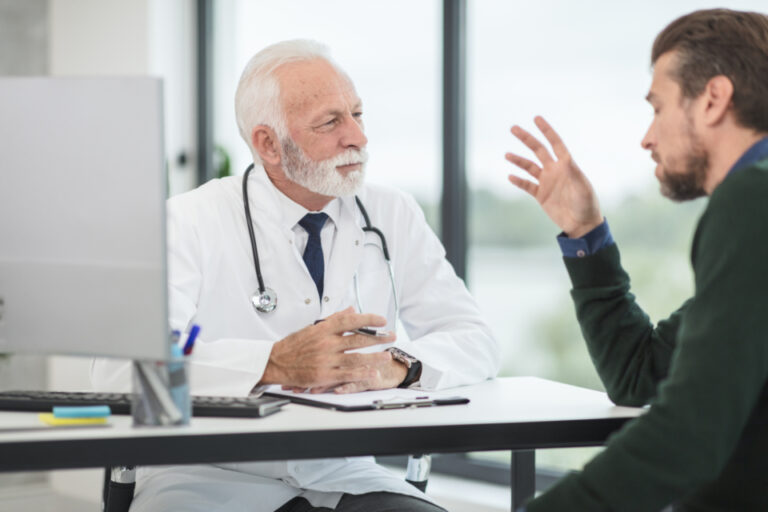 Consultation entre un médecin et son patient