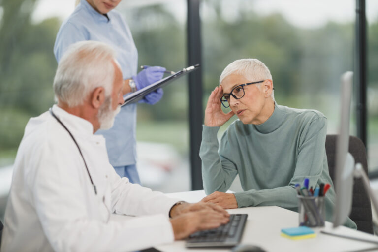 Consultation entre un médecin et sa patiente