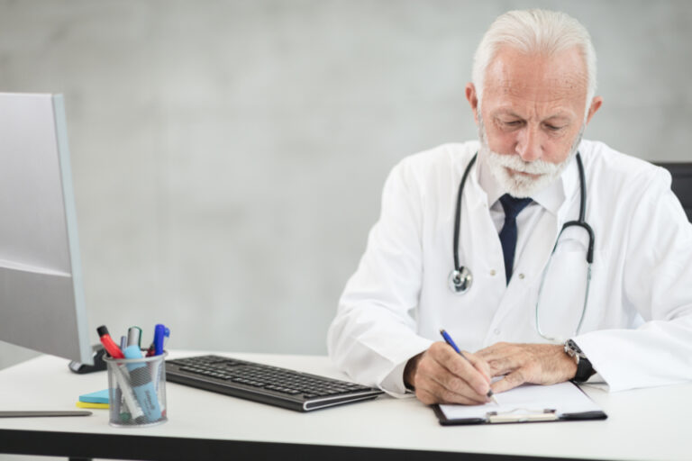 Médecin remplissant un dossier au bureau
