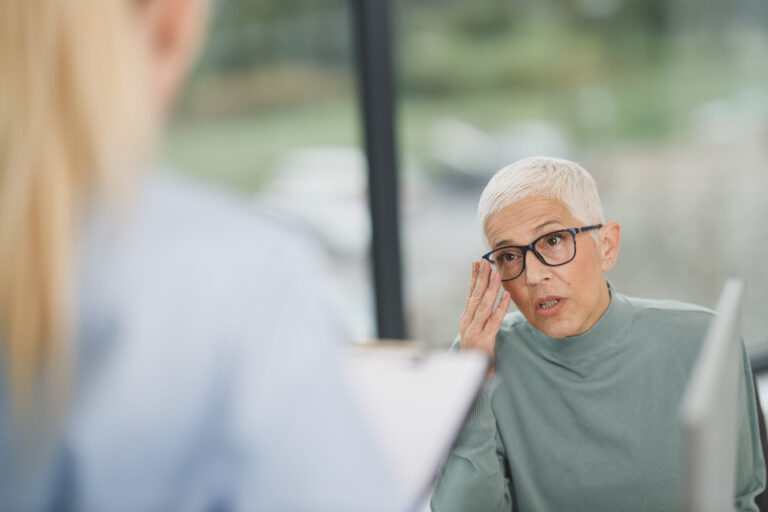 Patiente en consultation, à l'écoute