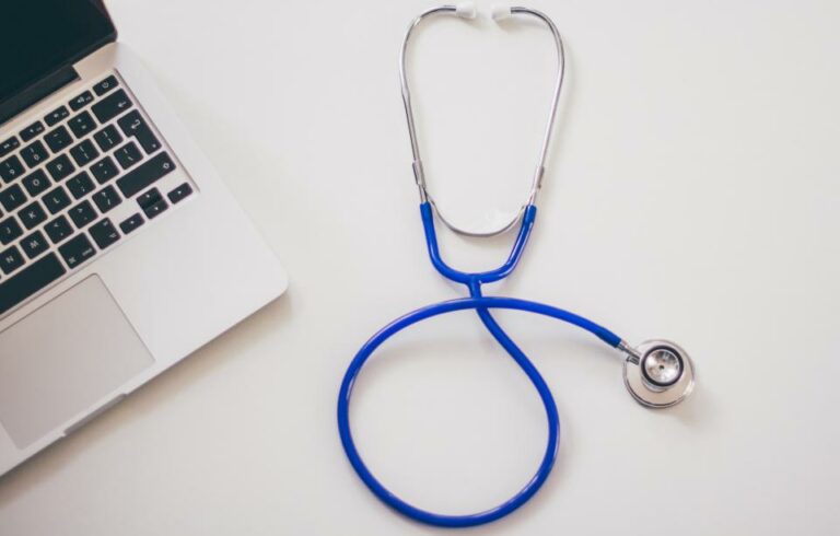 Stéthoscope posé près d'un ordinateur portable