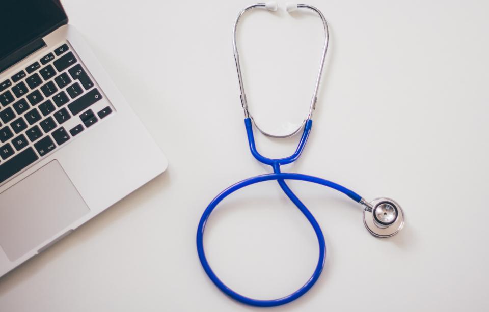 Stéthoscope posé près d'un ordinateur portable